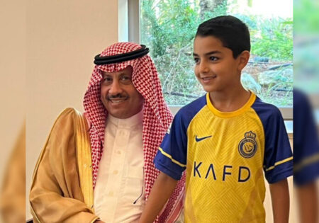Saudi Ambassador Naif bin Bandar Al-Sudairy with the Palestinian child, a fan of Al-Nassr