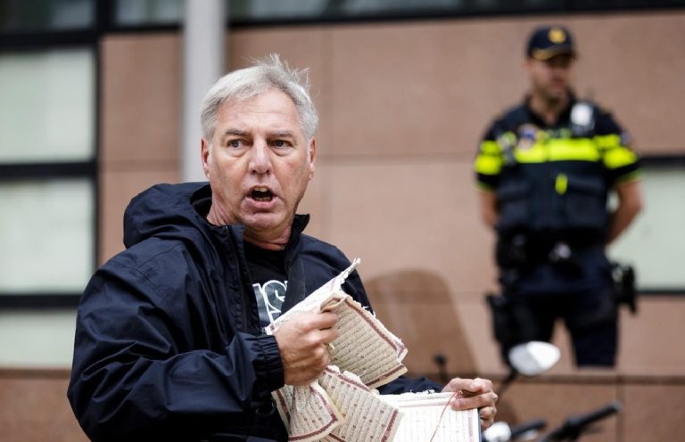 Muslims foil attempt to burn the Quran and teach a Dutch extremist a harsh lesson