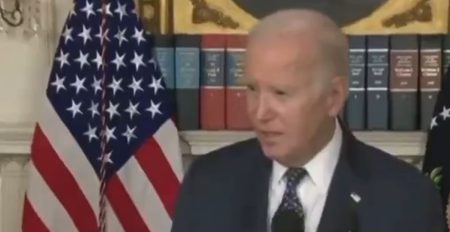 Biden embarrasses him again and reaffirms his support for closing the crossing