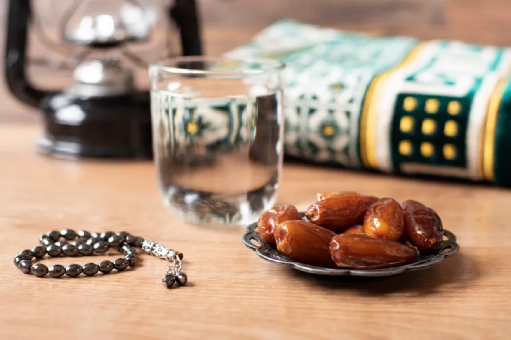 Discover the benefits of starting your iftar with dates and water