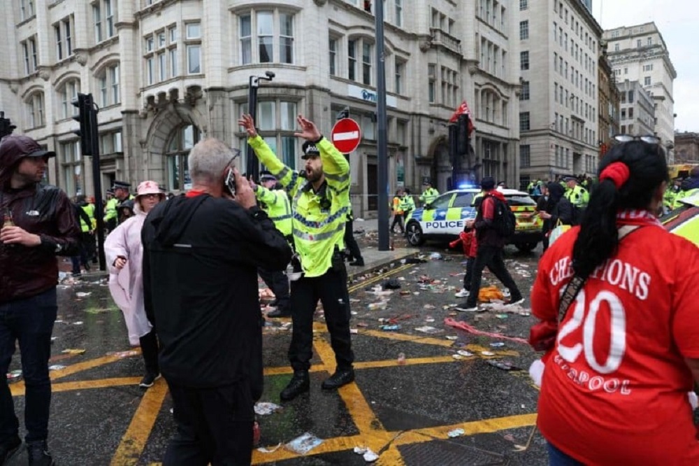 Police in Liverpool announced on Monday evening that a car struck a number of pedestrians in the northern English city during celebrations of Liverpool FC’s Premier League title victory.