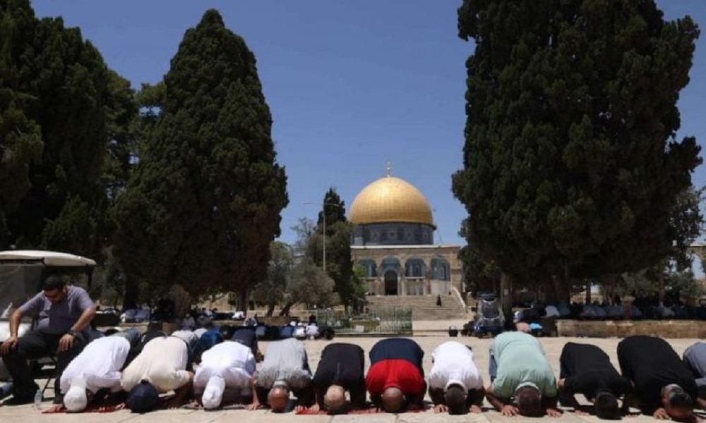 Tens of thousands of Palestinians performed Friday prayers at Al-Aqsa Mosque today, despite severe military restrictions imposed by the Israeli occupation authorities and following two weeks of forced closure.