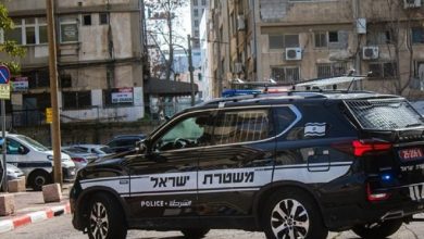 Israeli police, under Shin Bet direction, arrested a couple in their 30s from Ra’anana on suspicion of spying for Iran. Authorities seized phones, computers, and suspect communications ahead of a court hearing.