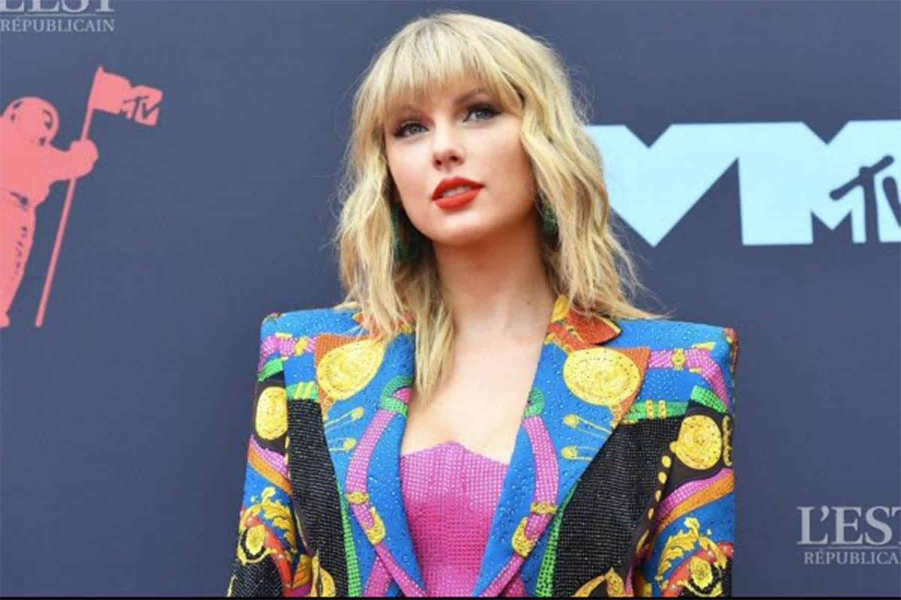 الفنانة تايلور سويفت watanserb.com