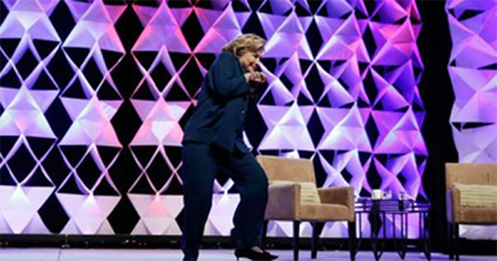 امرأة ترشق هيلاري كلينتون بحذاء watanserb.com