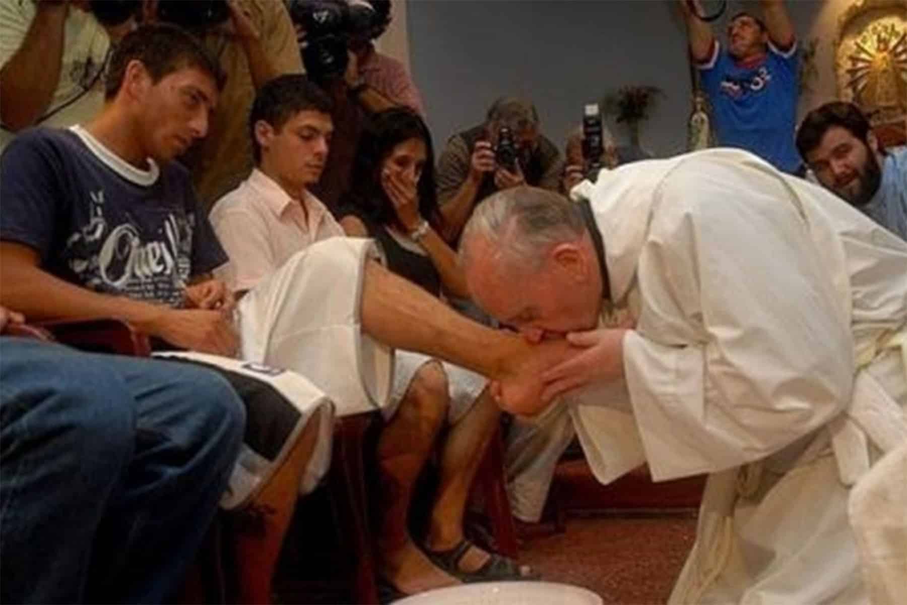 البابا فرنسيس يقبل قدم مسلم watanserb.com