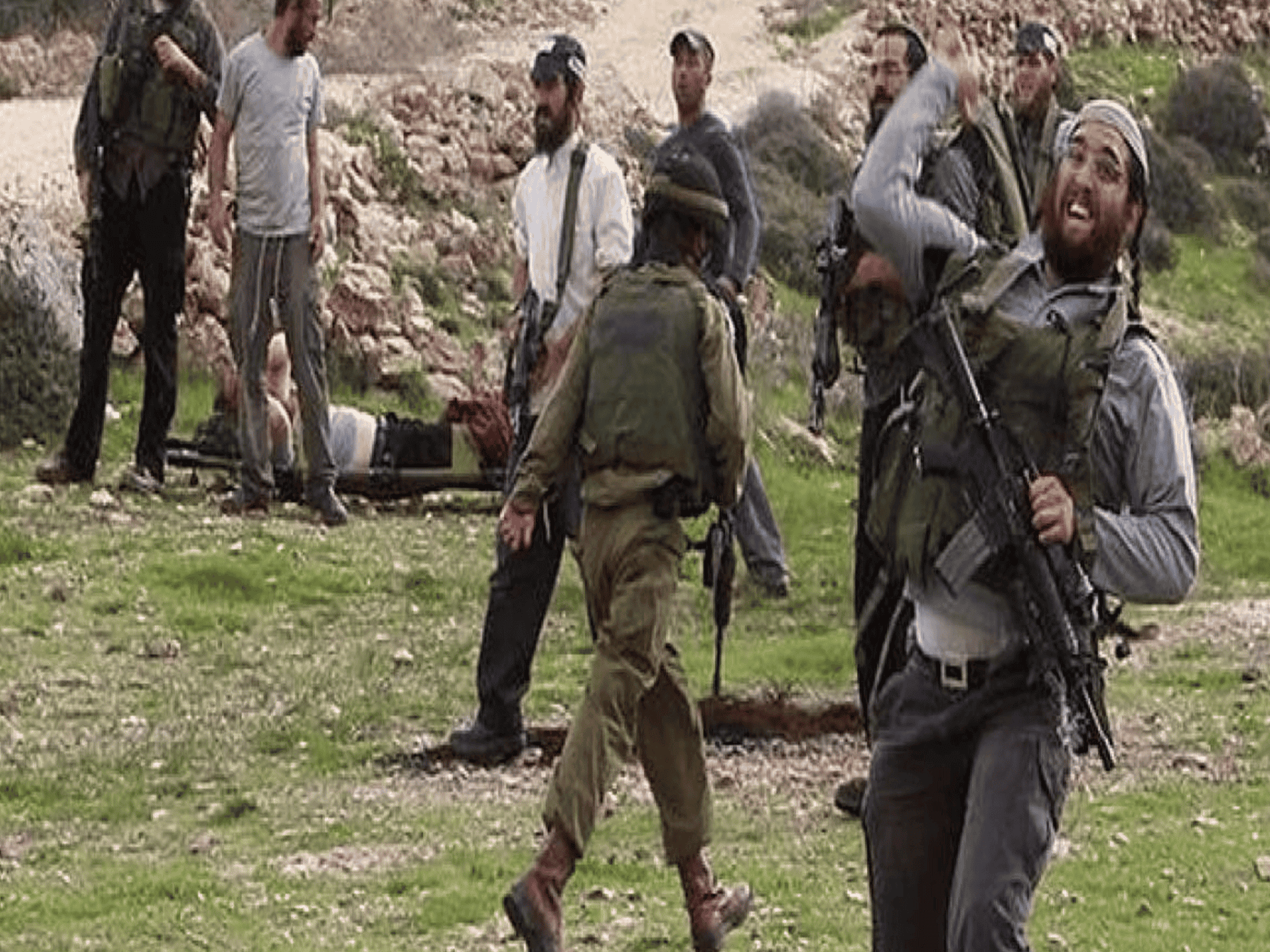 مستوطنون يهاجمون موكب سيارات watanserb.com