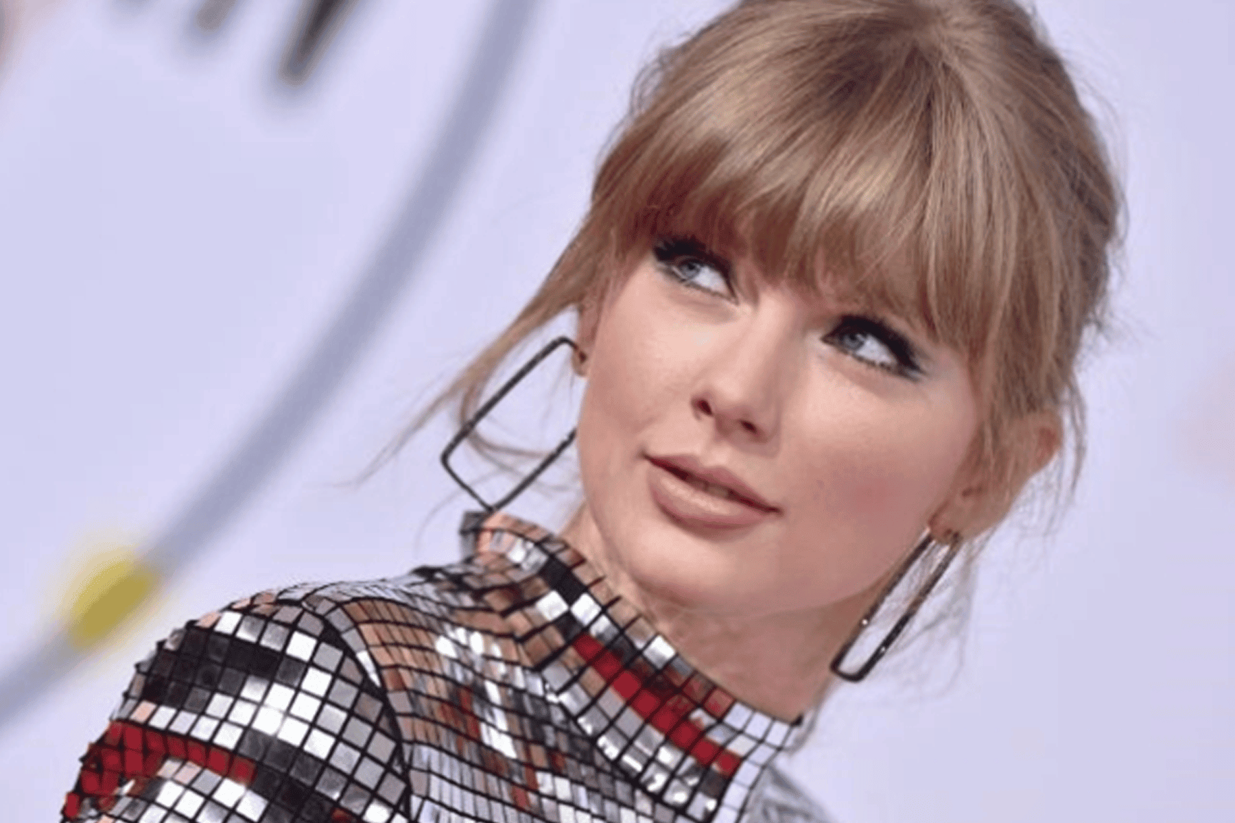 مذيعة تحرج تايلور سويفت watanserb.com