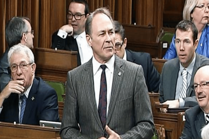 نائب كندي يُضحك البرلمان watanserb.com