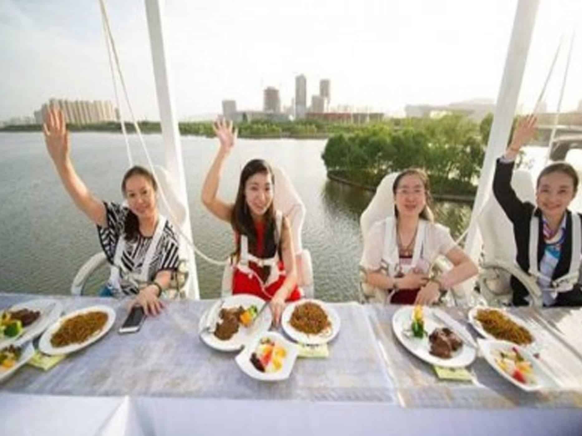 تناول الطعام في السماء watanserb.com