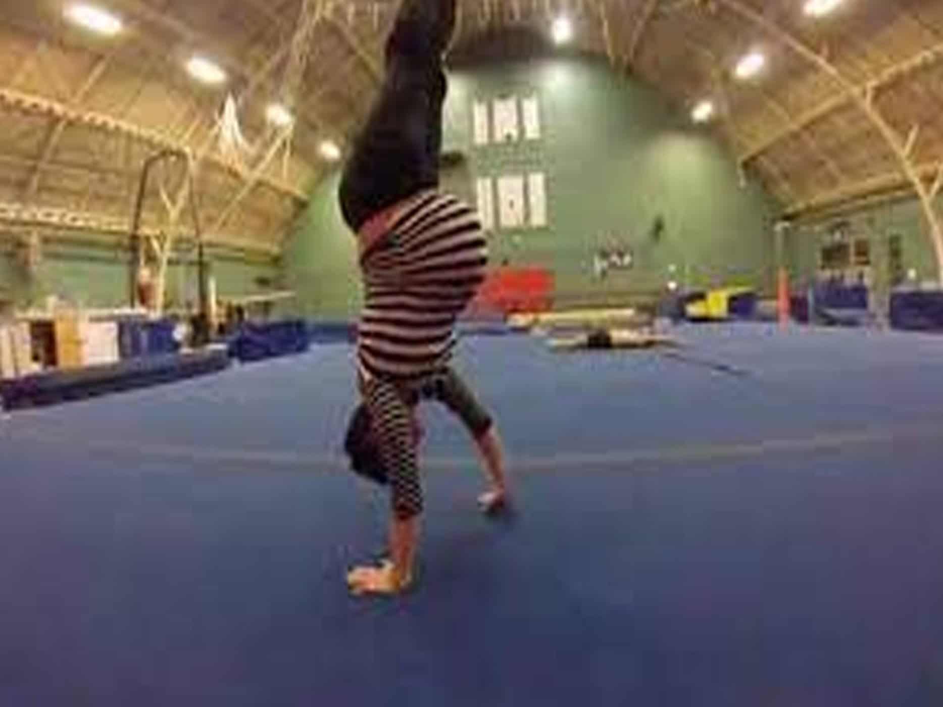 حامل تقف على يديها watanserb.com