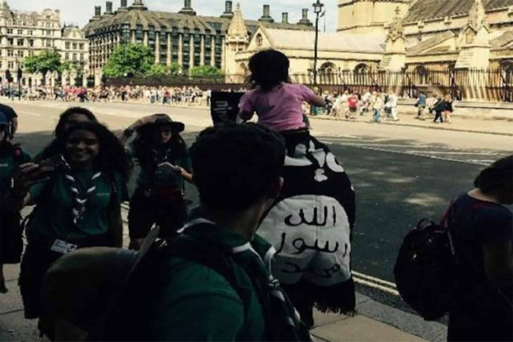 رجل وطفلته رافعين علم داعش watanserb.com