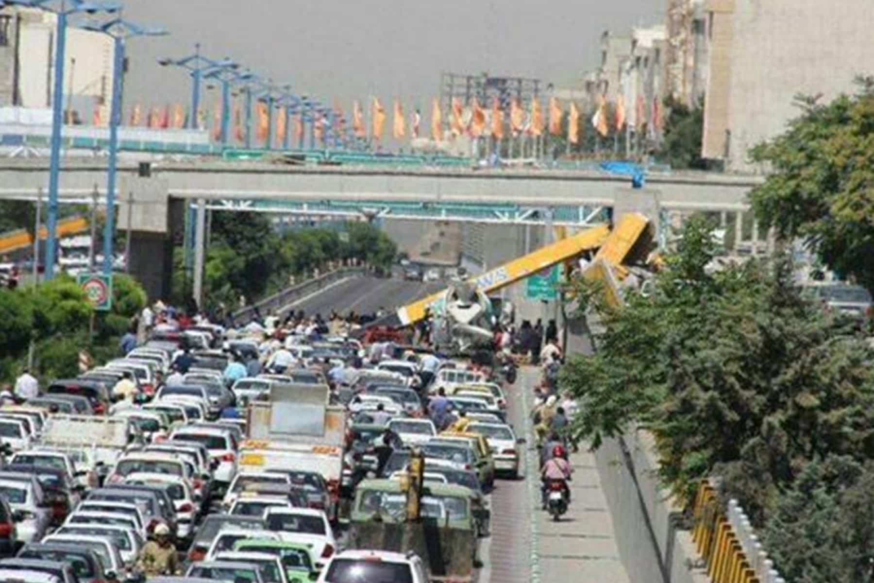 سقوط رافعة في طهران watanserb.com