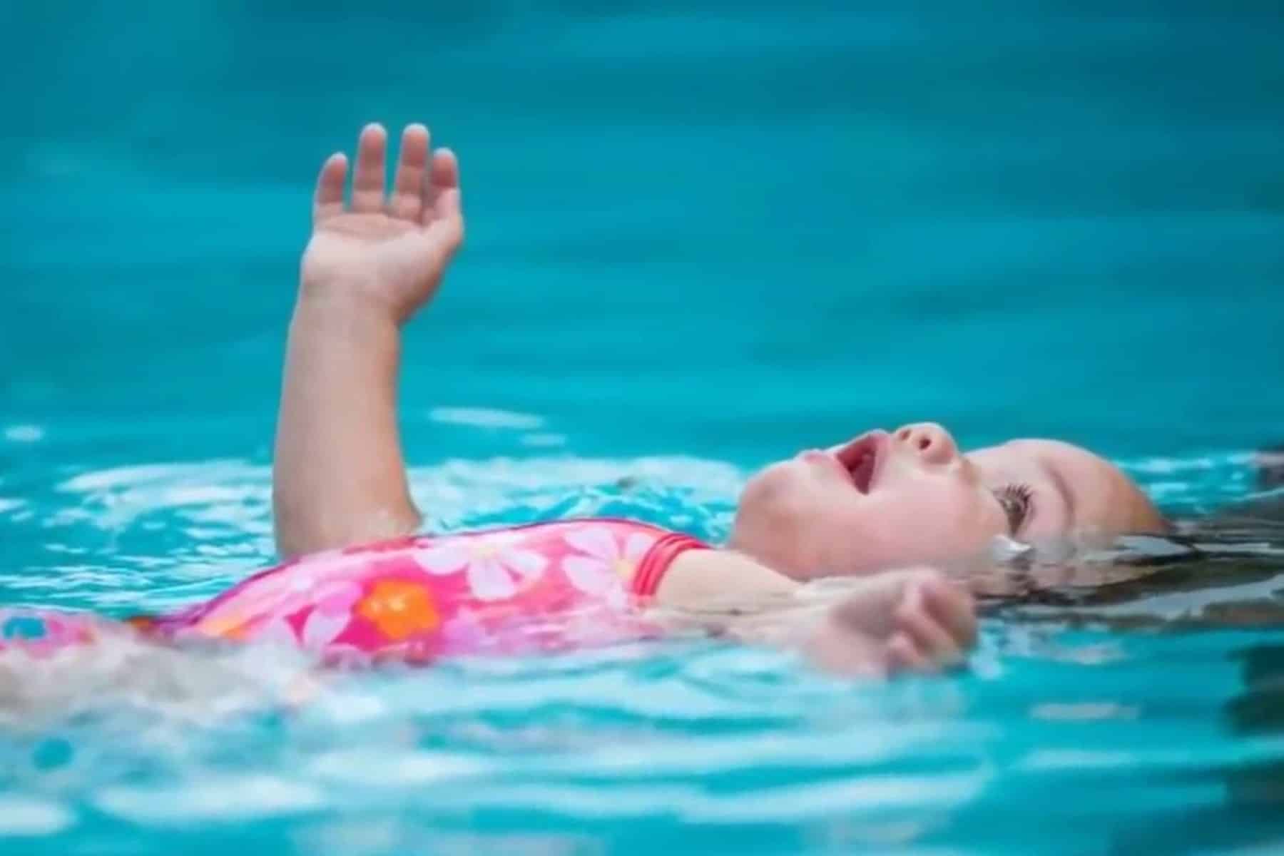 الطفلة تحت الماء watanserb.com