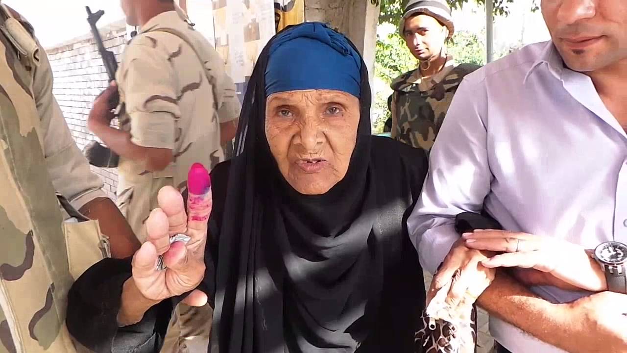 عجوز مصرية: أنا معرفش حاجة