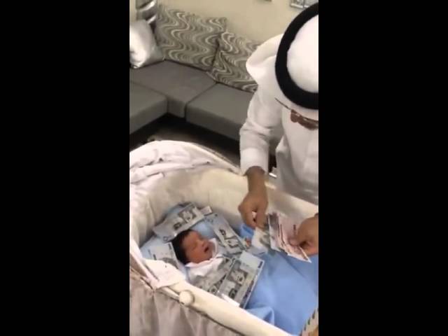 جد سعودي يستقبل حفيده على طريقته الخاصة