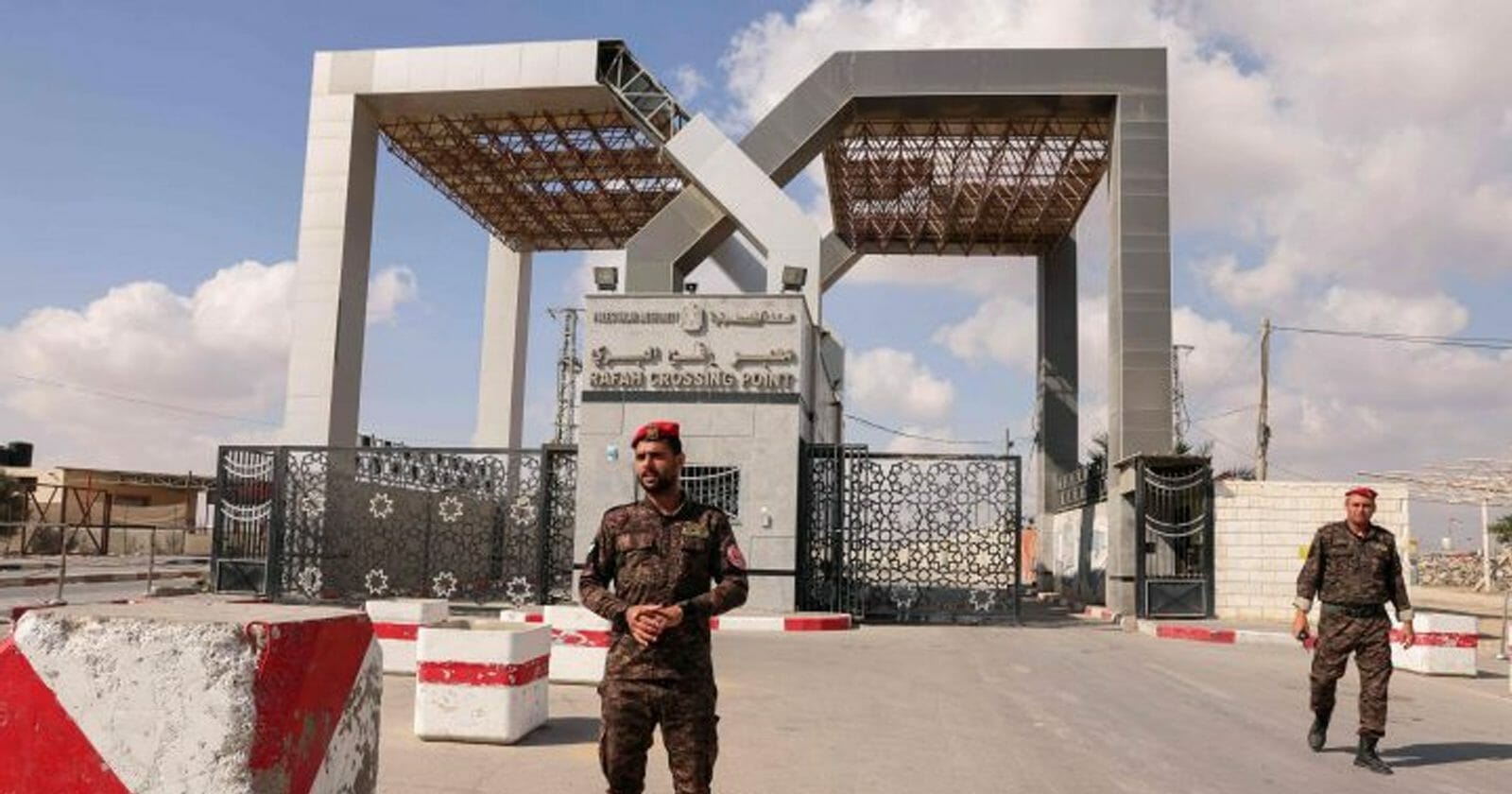 جندي فلسطيني يقف أمام بوابة معبر رفح الحدودية watanserb.com