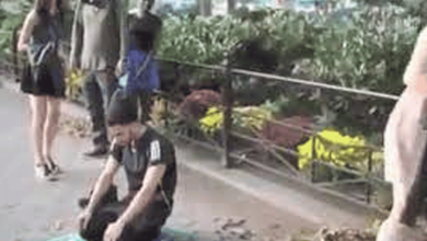 شابان يصليان في أماكن عامة watanserb.com