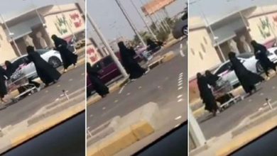 فتيات يداعبن بعضهن بالسعودية watanserb.com