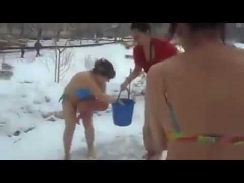 أم روسيّة تضع ابنها الرضيع في بحيرة متجمدة