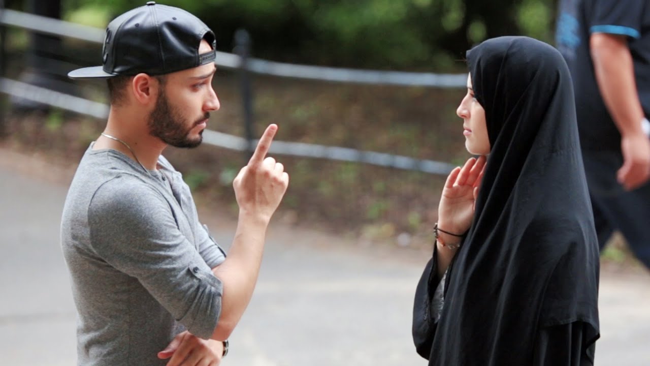ردة فعل المارة في أمريكا على شاب يصفع فتاة ترتدي الحجاب وأخري غير محجبة