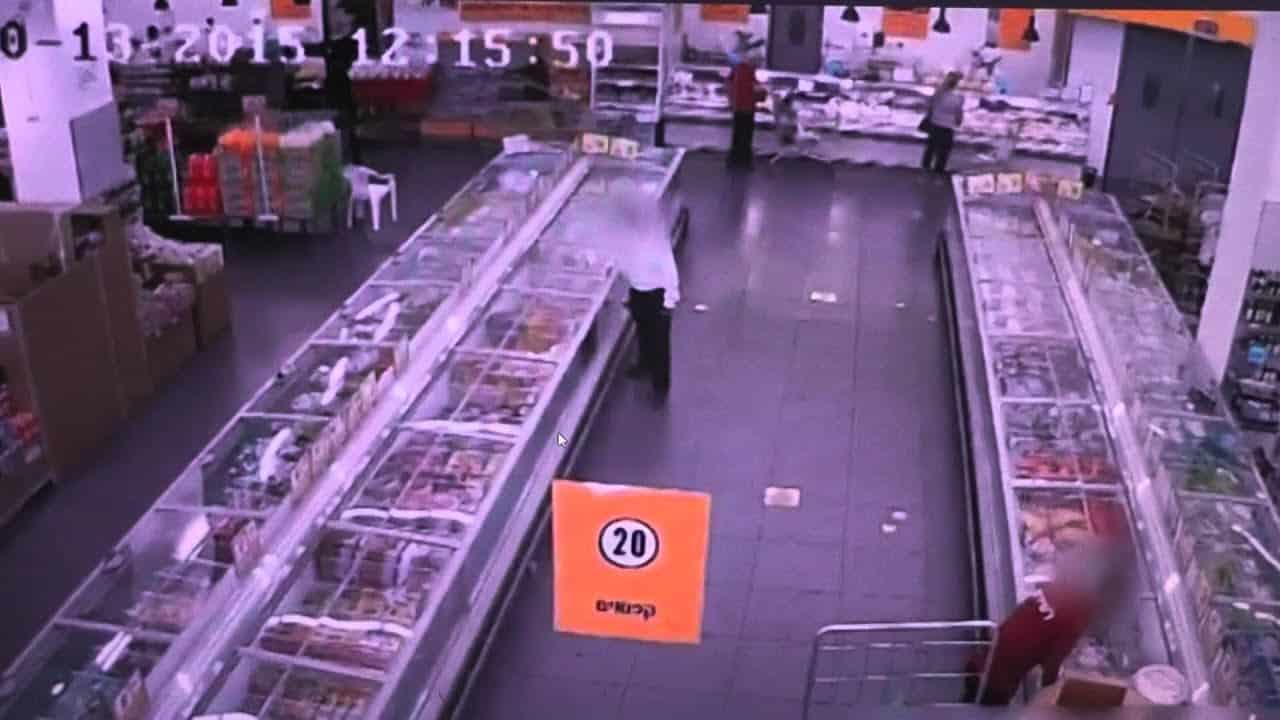 هكذا طعن اليهودي يهوديا اخر معتقدا بانه عربي