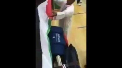 في مباراة بدبي: سأله علم من هذا؟ أجابه: فلسطين. فأمر بانزاله