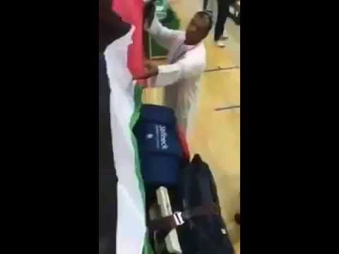 في مباراة بدبي: سأله علم من هذا؟ أجابه: فلسطين. فأمر بانزاله