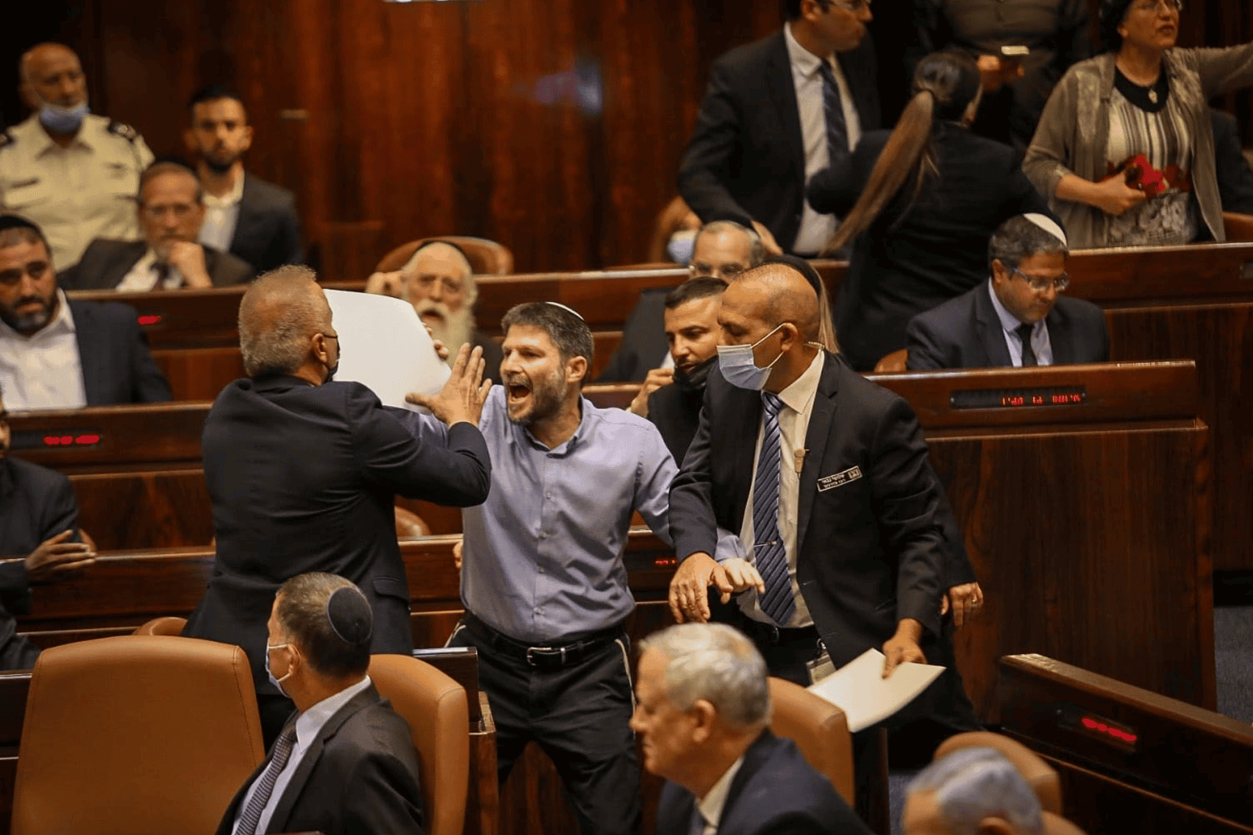 وزير إسرائيلي تحرش بموظفاته watanserb.com