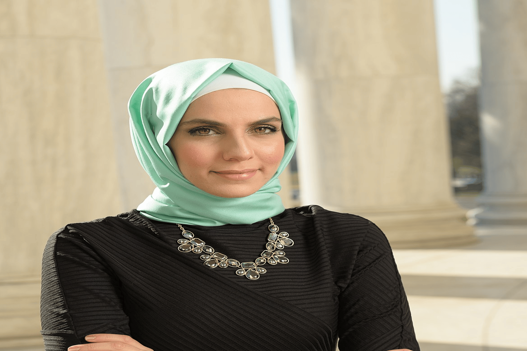 مخرجة مسلمة تدافع عن الإسلام watanserb.com