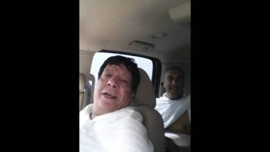 شعبان عبد الرحيم يغني أثناء أداء مناسك العمرة