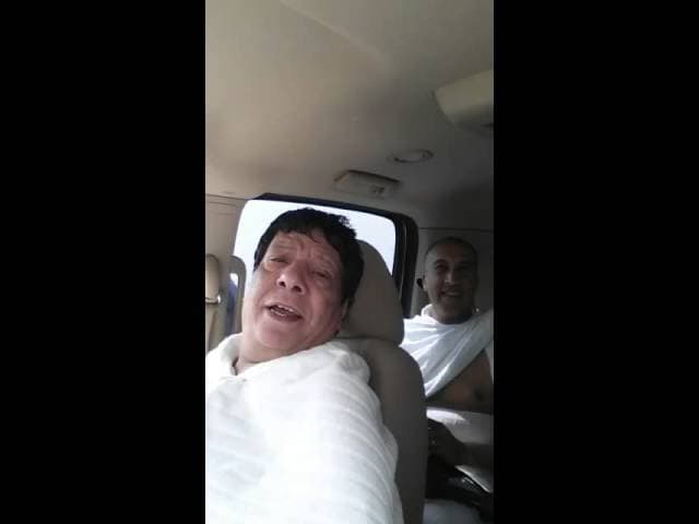 شعبان عبد الرحيم يغني أثناء أداء مناسك العمرة