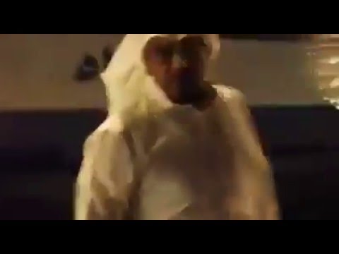سعودي يعتدي بالضرب على شاب مصري برفقة والدته