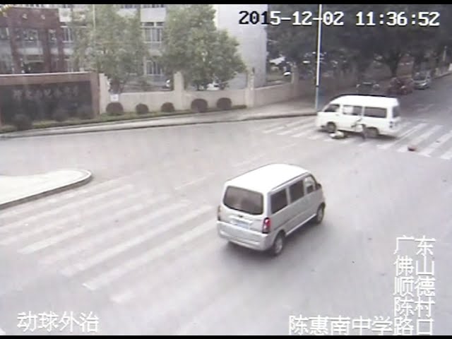 صينية تعرضت للدهس فقامت تمشي لتطمئنّ على السائق