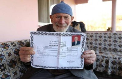 عجوز تركي يلتحق بالجامعة watanserb.com