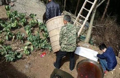 وضعوا امرأة في ماءٍ مغليّ "لاخراج الشيطان" منها