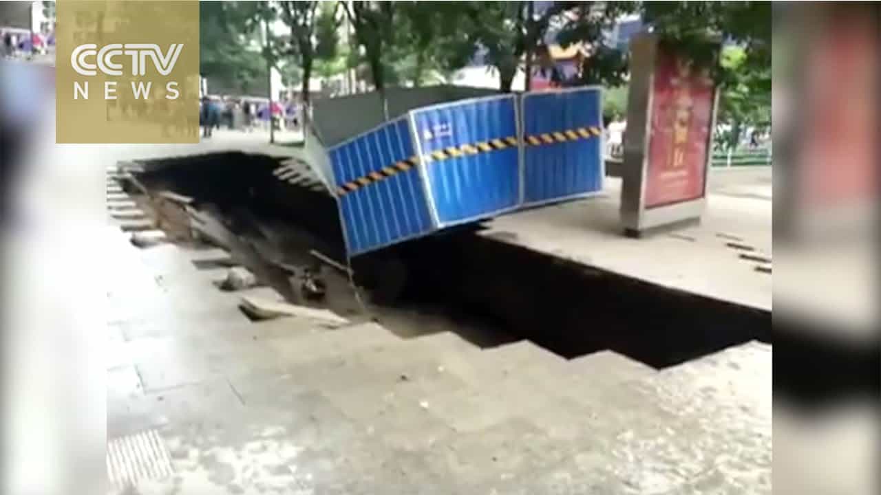 حفرة تبتلع المارة على ممشى مزدحم بالصين