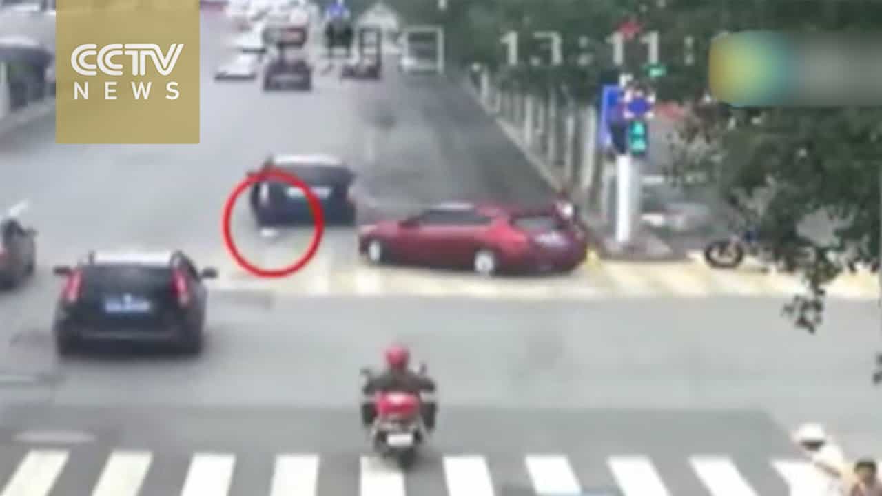 في حادثٍ مروّع .. أم تقتل ابنتها دهساً!