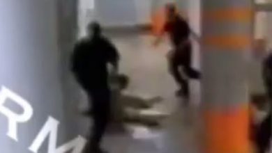 كاميرا مراقبة تفضح حارس سجن أمريكي وهو يعذب نزيلاً