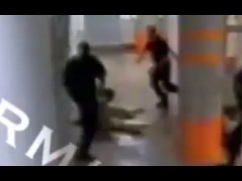 كاميرا مراقبة تفضح حارس سجن أمريكي وهو يعذب نزيلاً