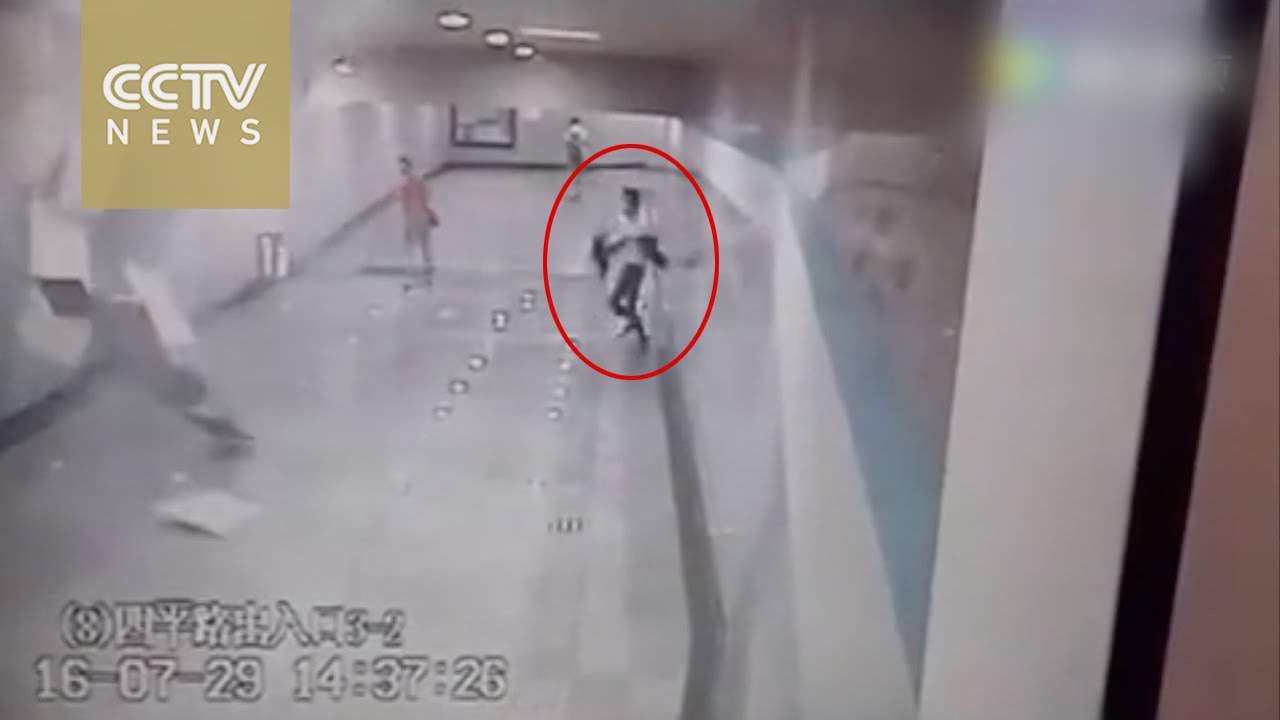 تحطم سقف مترو أنفاق على رأس رجل