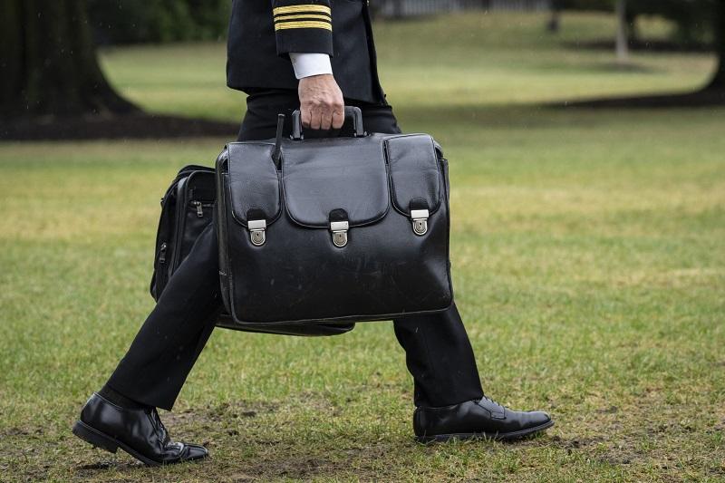 الحقيبة السرية التي ترافق الرئيس الأمريكي أينما ذهب
