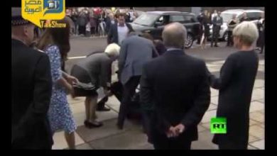 الأمير البريطاني يساعد جنديا مسنا سقط على الأرض