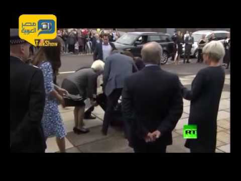 الأمير البريطاني يساعد جنديا مسنا سقط على الأرض