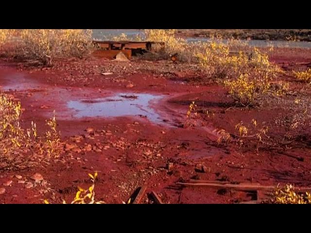 نهر روسي تحول لون مياهه للأحمر