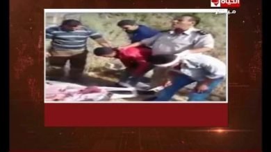 ضابط شرطة مصري يجبر جزارين على تناول لحم حمار