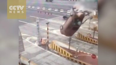 سيارة مسرعة تصطدم بحاجز إسمنتي