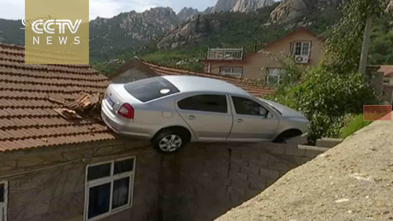 فقد السيطرة على سيارته فوجد نفسه فوق سطح منزل