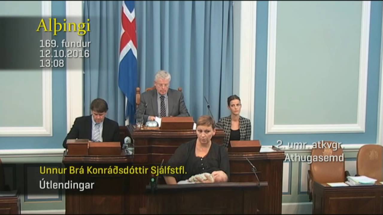 نائبة برلمانية في آيسلندا تناقش مشروع قانون وطفلتها ترضع من صدرها