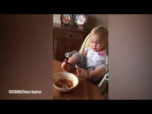 ولدت بدون يدين.. تتناول الطعام بقدميها